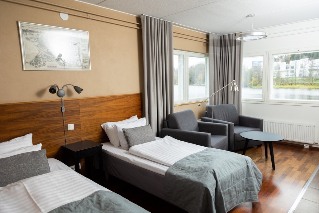 Junior suite järvinäköalalla