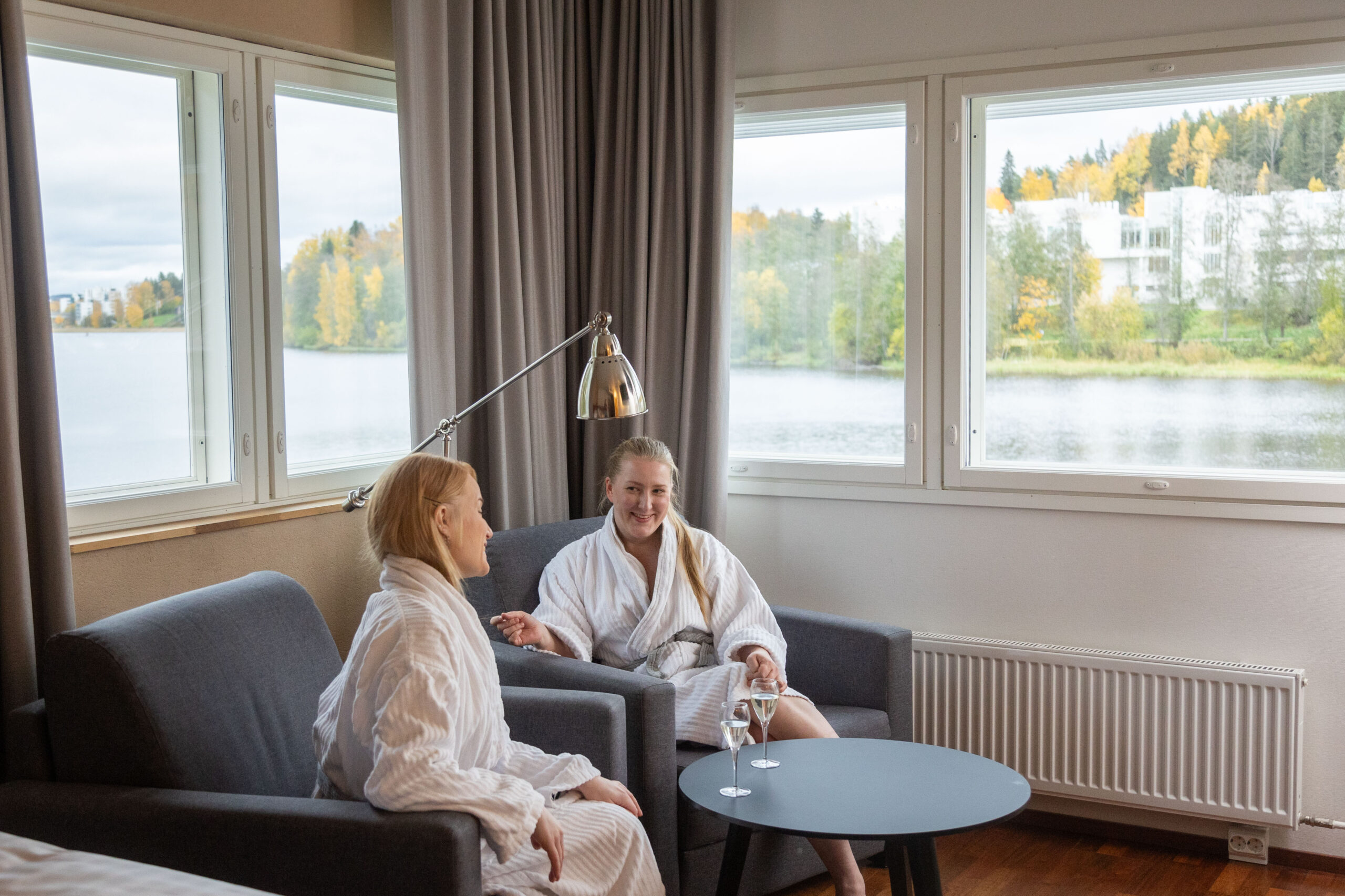 Kaksi naista saunallisessa hotellihuoneessa
