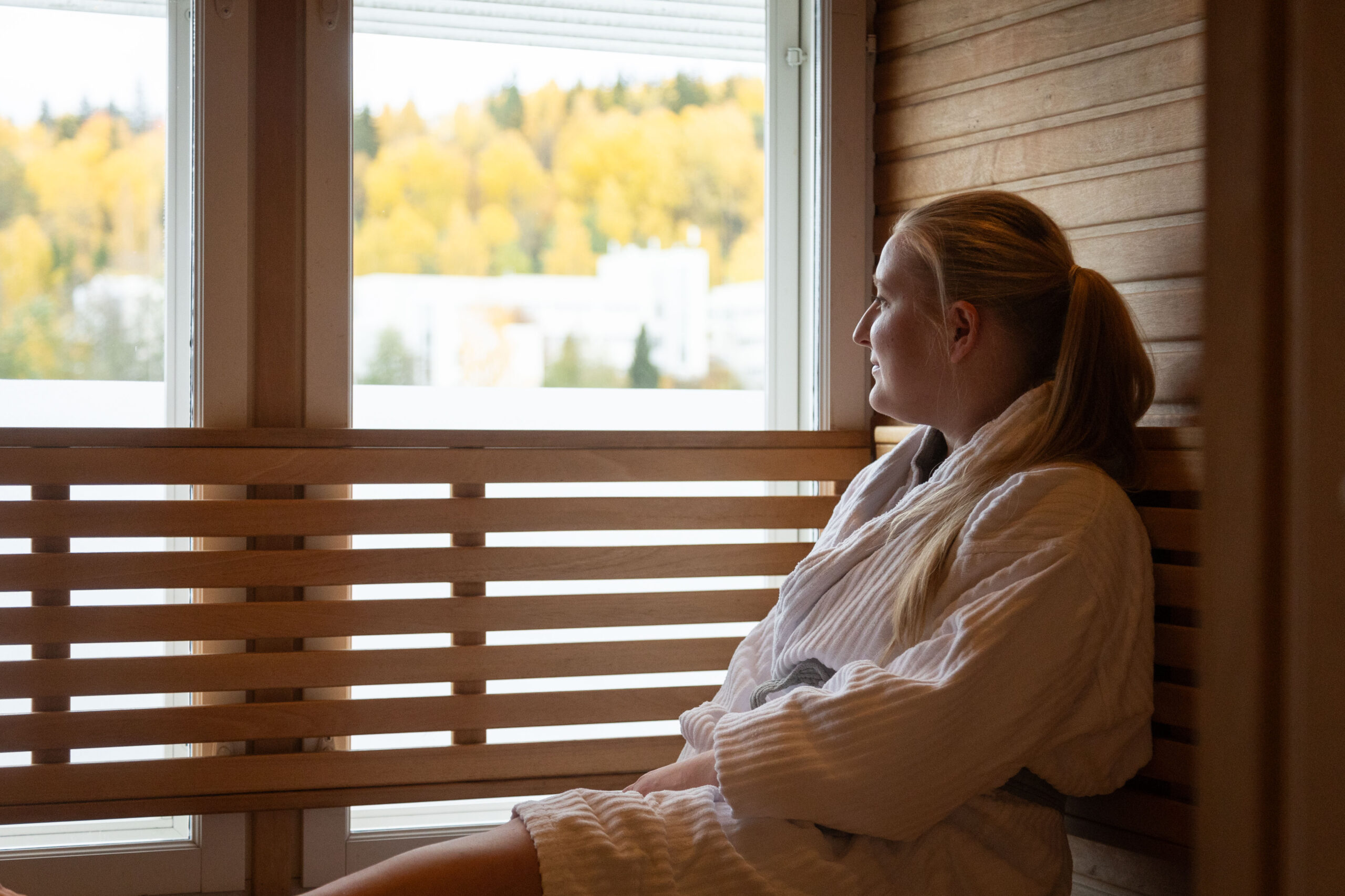 Nainen hotellihuoneen saunassa