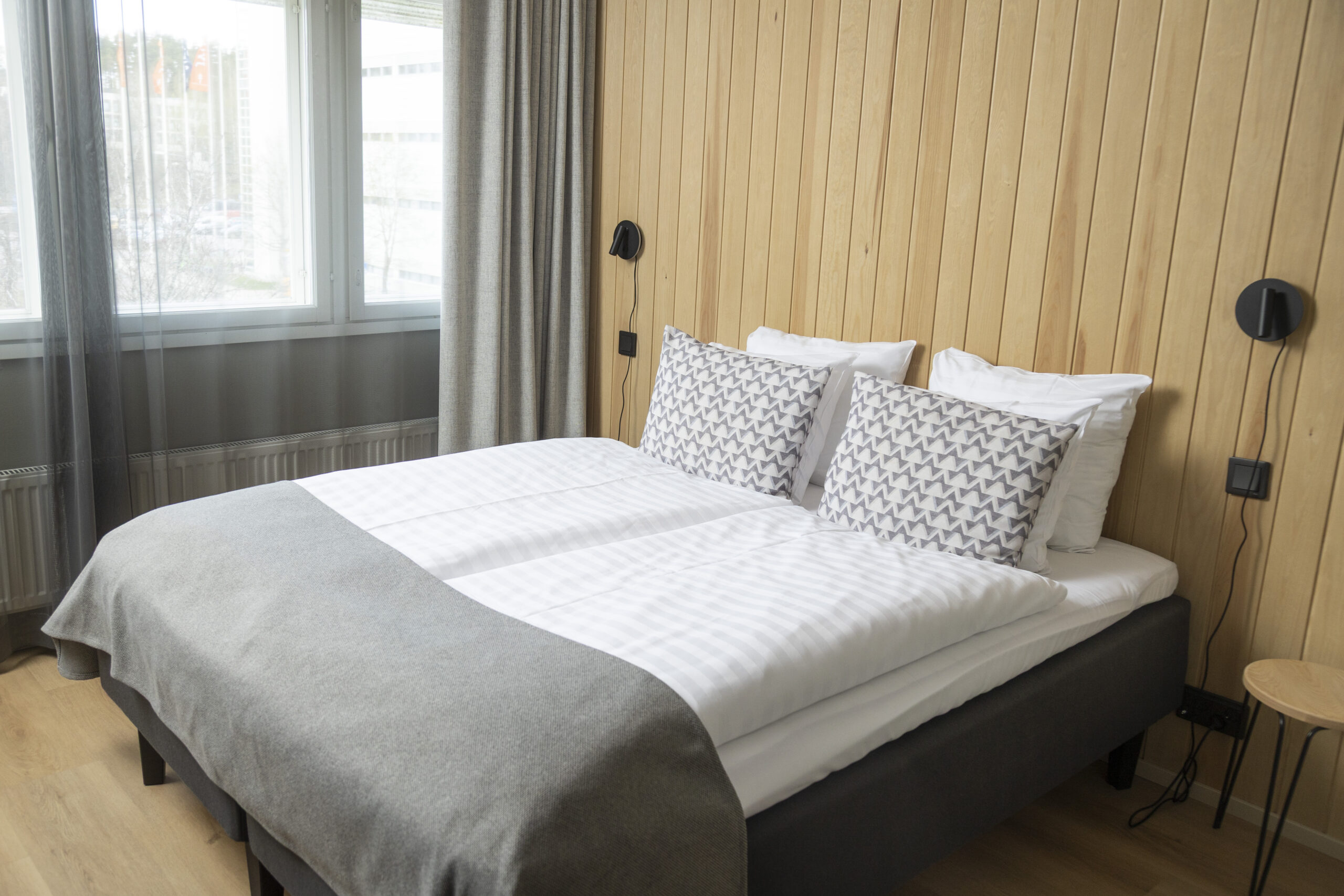 Kuva tyylikkäästä ja maanläheisesti sisustetusta hotellihuoneesta
