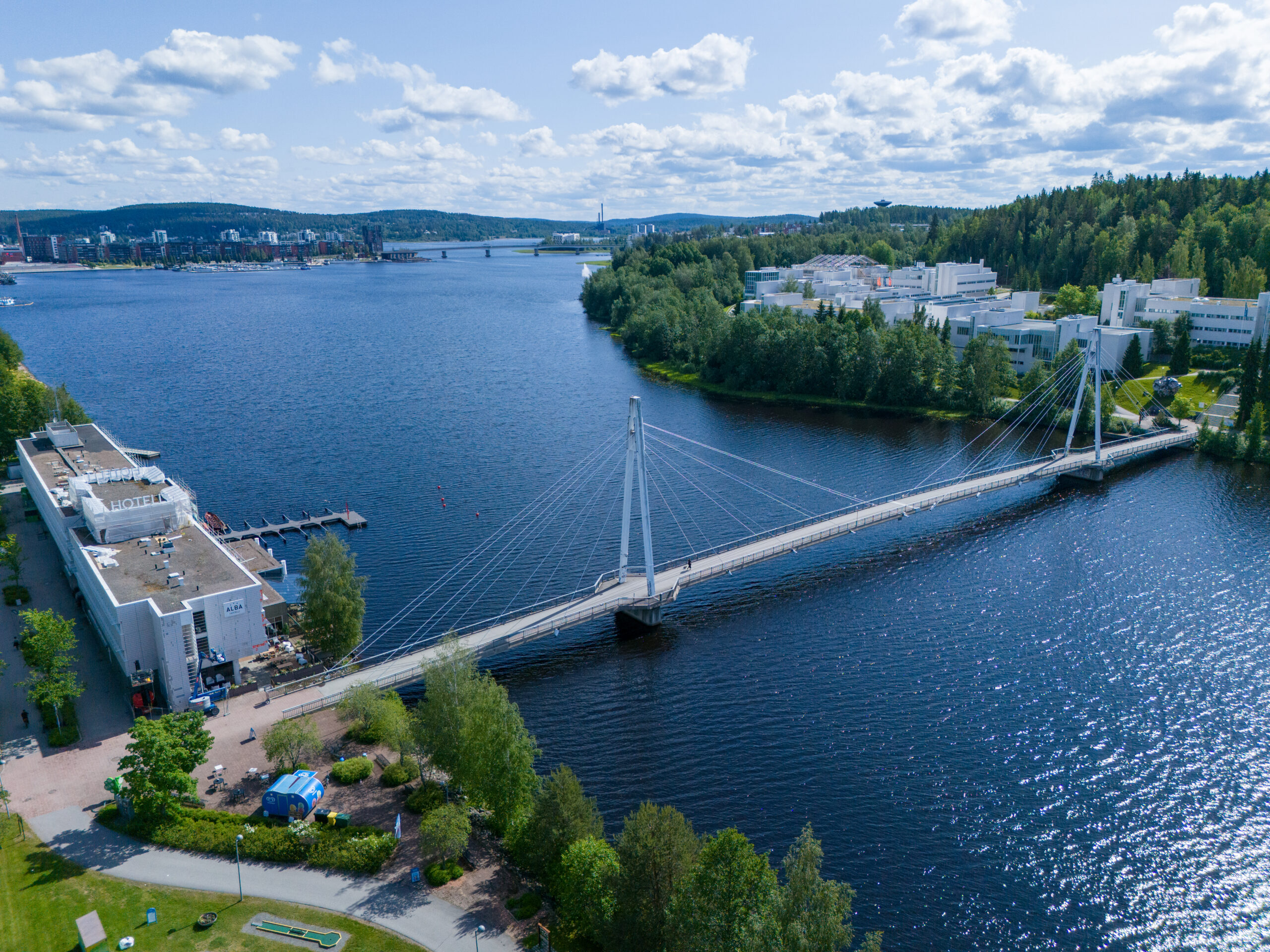 Ilmakuva hotellista kirkkaana kesäpäivänä järven rannalla Jyväskylässä