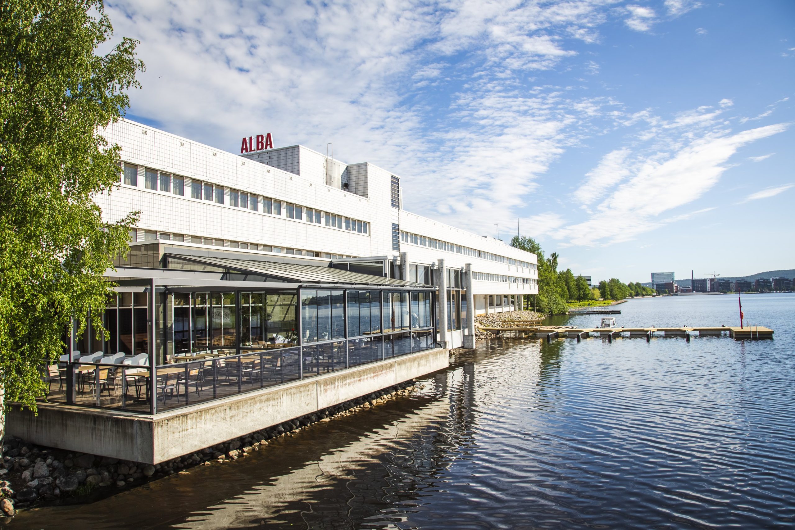 Hotelli järveltä kuvattuna