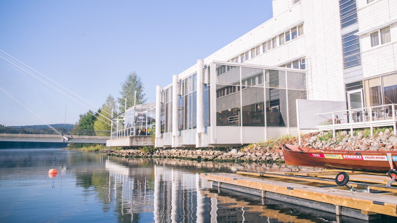 Kesäinen järvimaisema ja hotelli Alba jyväskylässä