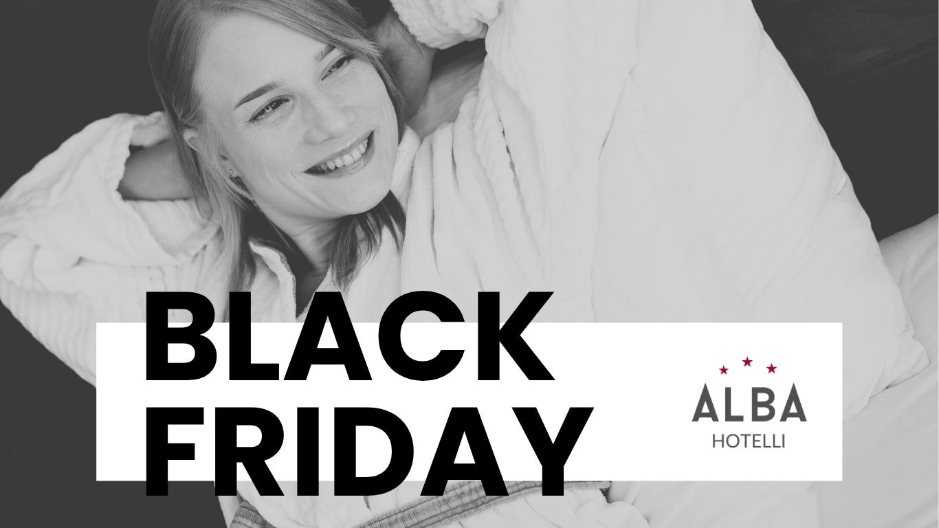 Black Friday tarjouksessa nainen hymyilee kylpytakissa hotellissa