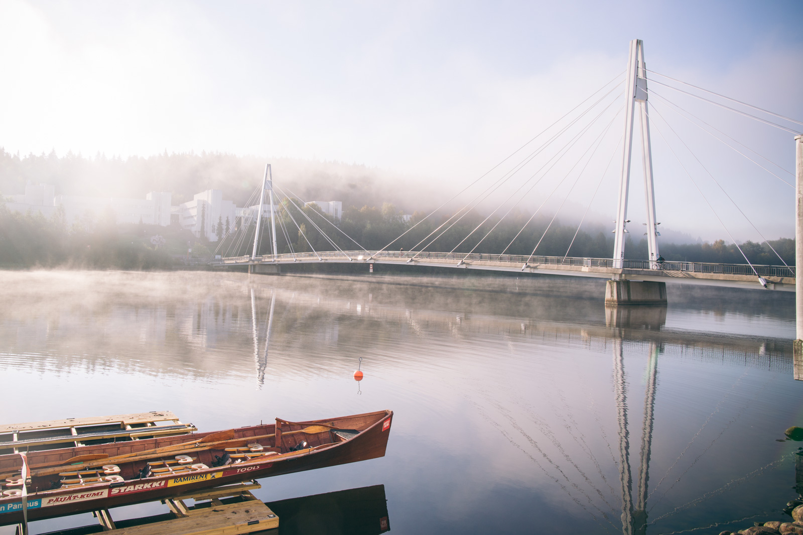 Järvimaisema ja Ylistön silta aamu-usvassa.