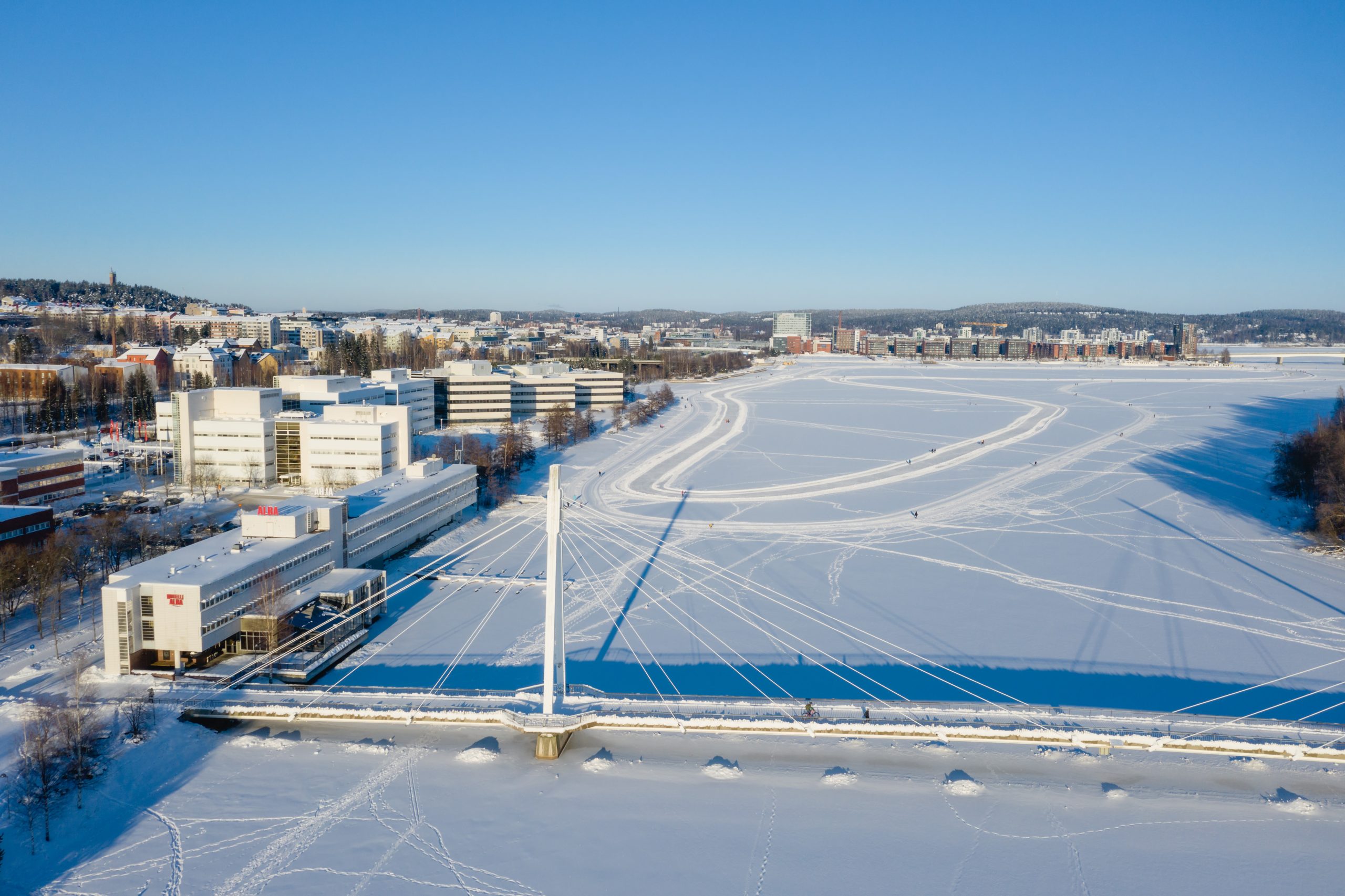 Hotelli Alba ja Jyväsjärvi ilmasta kuvattuna talvella.