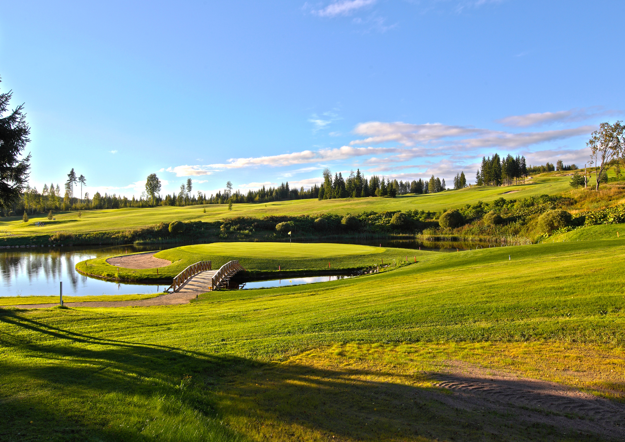 Golf kokemus golf kentällä aurinkoisena kesäpäivänä Jyväskylässä